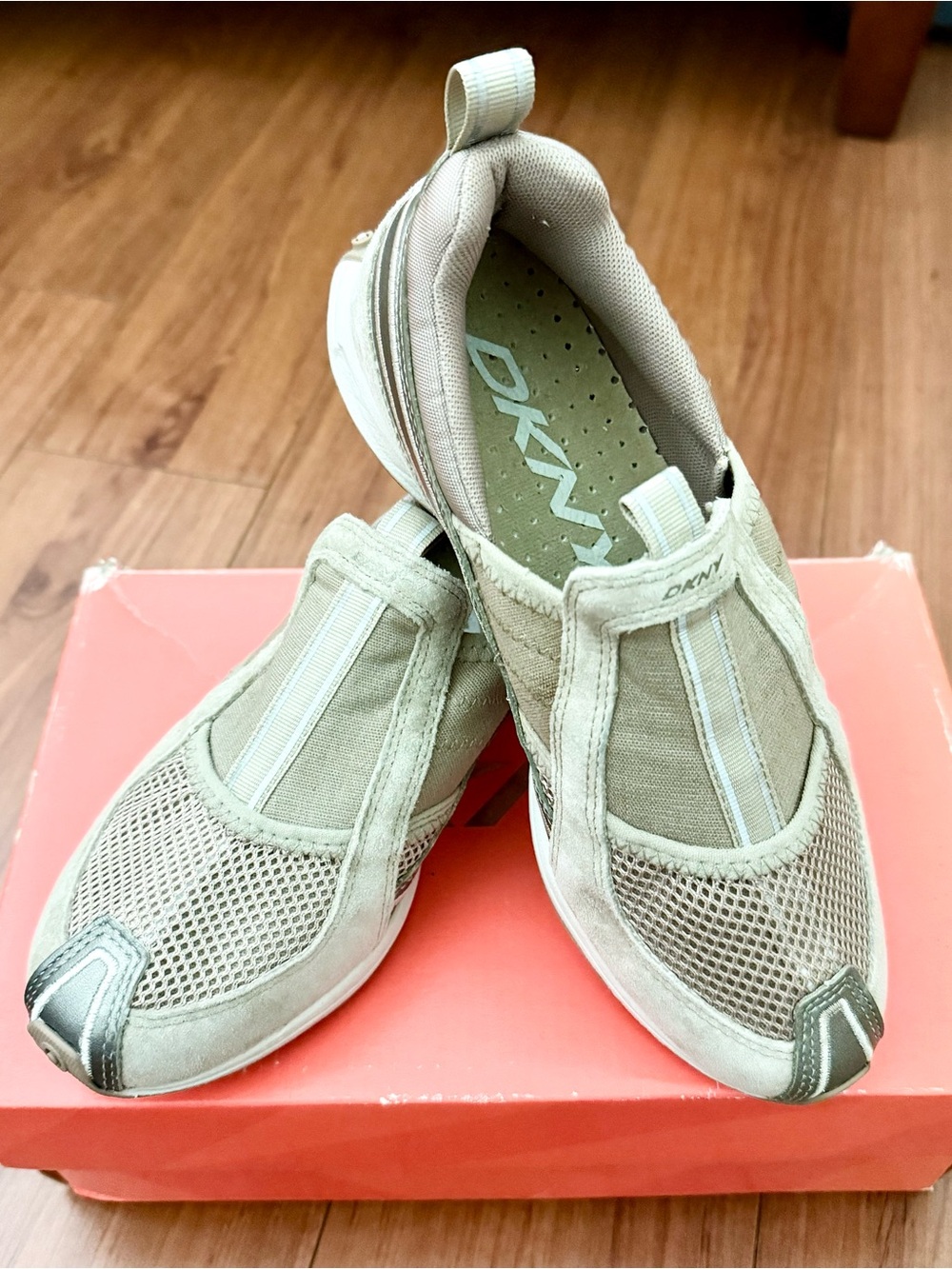 DKNY Women's Slip-On Sneakers❤️